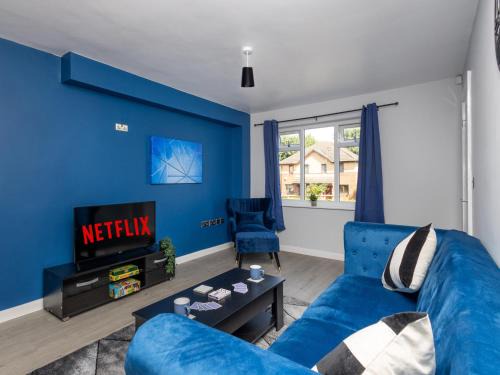Leeds House | Stonecliffe Thirty Five By Alt-Stay - 3 Bed Contractor and Relocation Accommodation with Ensuite Bedroom, Parking, Kitchen, Laundry, Pool Table, Fast Wi Fi and Smart TV - Long Stay Ready with Weekly and Monthly Rates