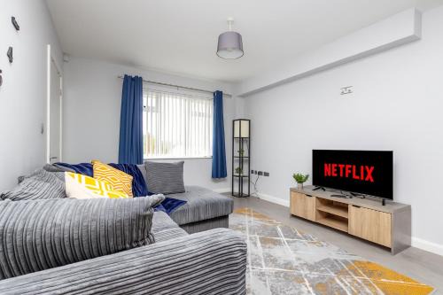Leeds House | Stonecliffe Thirty Three By Alt-Stay - Leeds Contractor and Relocation Accommodation near M621 J1 with Master Ensuite, Kitchen, Laundry, Parking, Outdoor Space, Smart TV and Wi Fi - Long Stay Ready with Weekly and Monthly Rates