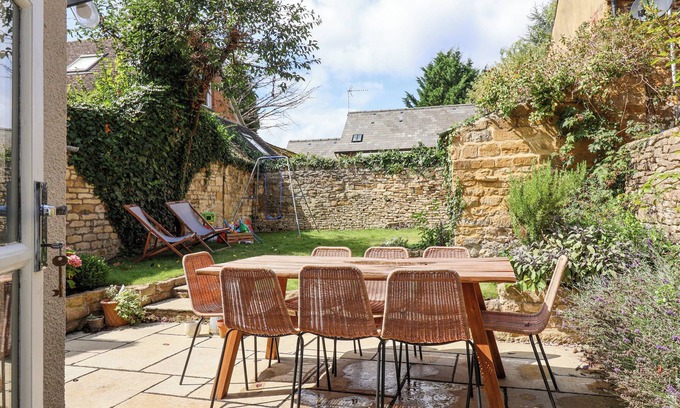 Moreton-in-Marsh Cottage | STONECROP COTTAGE, pet friendly, with open fire in Moreton-In-Marsh