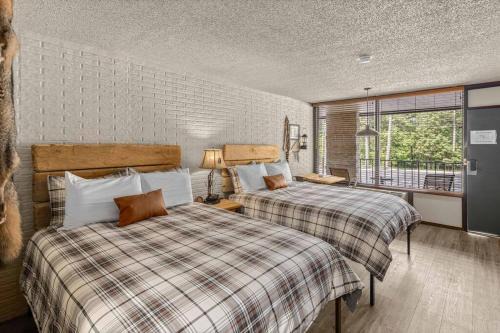 Eureka Springs Apartment | Stonegate Lodge 2 Queen Beds Fast WiFi 50in TV Salt Water Pool Room # 305