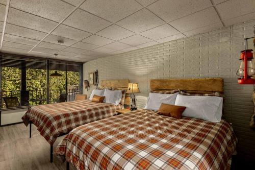 Eureka Springs Apartment | Stonegate Lodge 2 Queen Beds WIFI 50in Roku TV Salt Water Pool Room #105