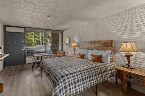 Eureka Springs Apartment | Stonegate Lodge King Bed, 2mi to Historic DTWN Salt Water Pool Room #206
