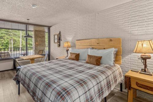 Eureka Springs Apartment | Stonegate Lodge King Bed, WIFI, 50in Roku TV, Salt Water Pool Room #308