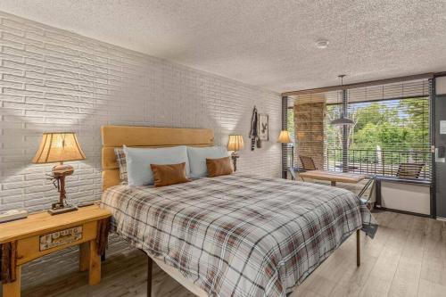 Eureka Springs Apartment | Stonegate Lodge King Bed Fast WiFi 40in TV Salt Water Pool Room #309