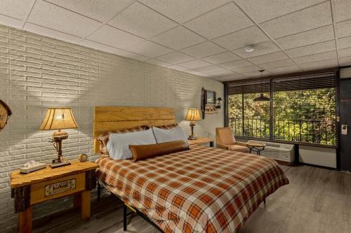 Eureka Springs Apartment | Stonegate Lodge King Bed WIFI 50 Roku TV Salt Water Pool Room #104
