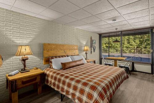 Eureka Springs Apartment | Stonegate Lodge King Bed, WIFI, 50in Roku TV, Salt Water Pool Room #108