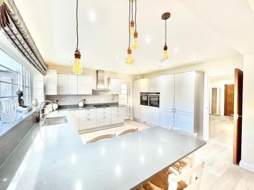 Edgware House | Stonegrove Luxury House London Free Off Street Parking And EVC Port