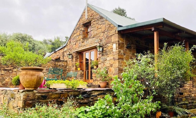 Emakhazeni Ski Chalet | Stonehaven Cottage
