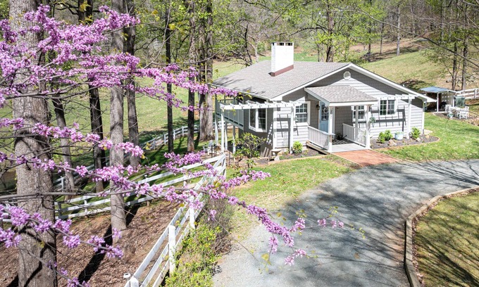 Cobham Cottage | Stonemont Farm Cottage in Keswick near Vineyards!
