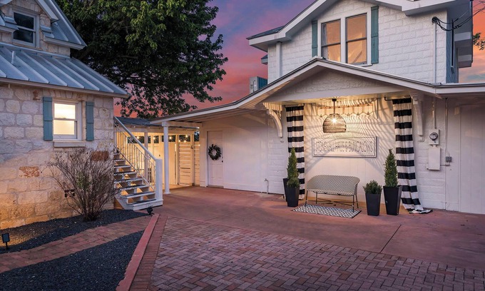 Stonewall House | Stonewall Bungalows - Sleeps 15