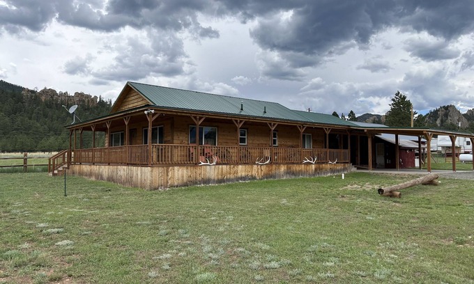 Stonewall House | Stonewall Meadows Cabin with beautiful views.