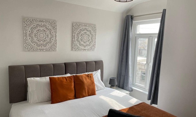 Port Talbot House | STOP at Pendarvis, Stone throw from the beach!
