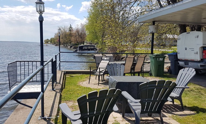 Venise-en-Quebec House | STOPOVER 336: Could not be closer to Champlain lake!