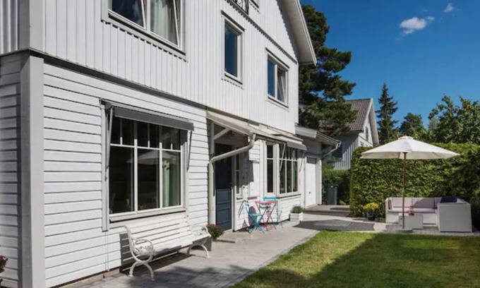 Saltsjobaden House | Stor Villa med Egen Trädgård i Naturresarvat Utanför Stockholm