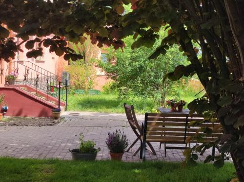 Wachow Apartment | Storchennest mit eigenem Hof, Spielwiese und Terrasse