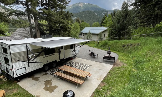 Gallatin Gateway House | Storm Castle Glamping - Pet Friendly