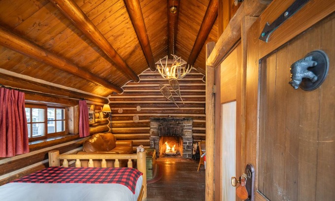 Castle Junction Cabin | Storm Mountain Lodge Cabins & Dining