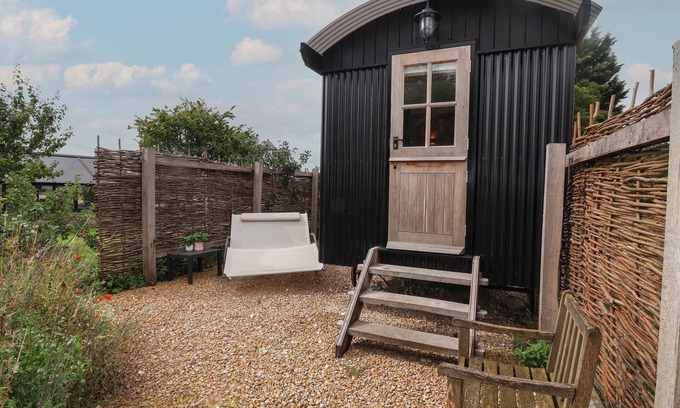 Pocklington Cottage | STORMONT HUT, with a garden in Pocklington