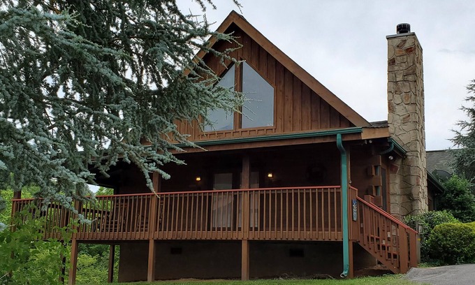 Sevierville Cabin | Story Brook: Easy Access Winter Roads! Close to Dollywood, State Park, and more!