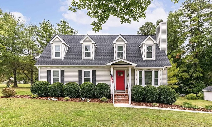Tuckahoe House | Storybook Cape Cod Cottage - Family & Pet Friendly