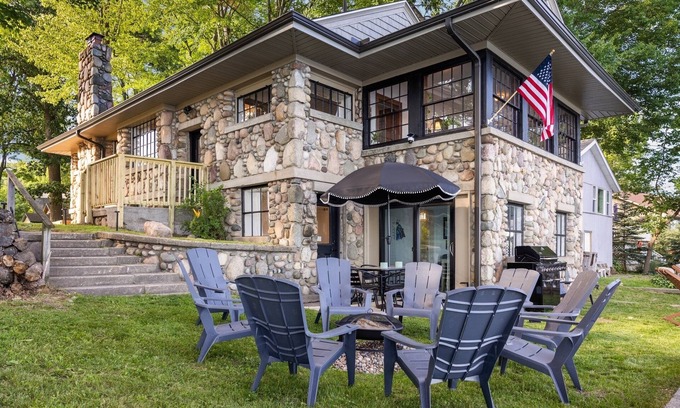 Lupton House | Storybook cottage Hot Tub Fireplace 4 bd 2 bath.