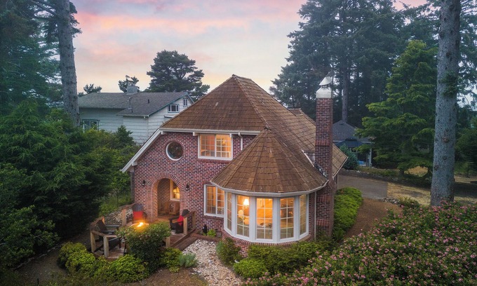 Lincoln City Cottage | Storybook Cottage-New- Walk to beach/shops, multi-generational, girls getaways