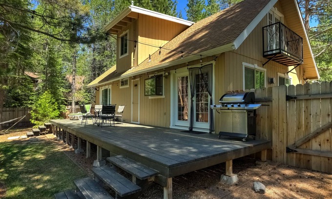 Pioneer Trail House | Stout House Cabin - Your kids favorite backyard!