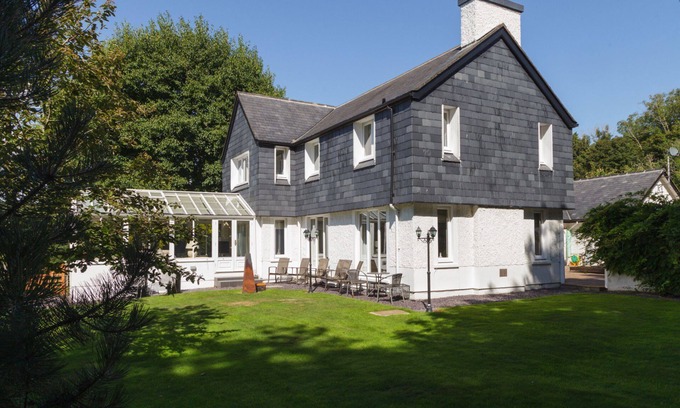 Douglas House | Stovell - a holiday cottage that sleeps 8 guests in 5 bedrooms