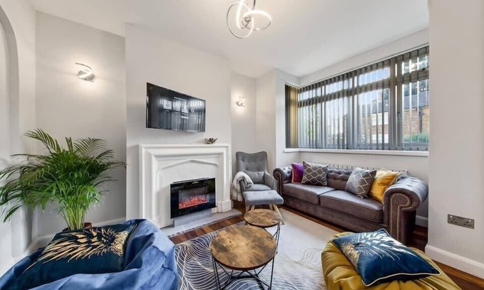 West Ham House | Stratford, London - Glamorous Three-Bedroom House