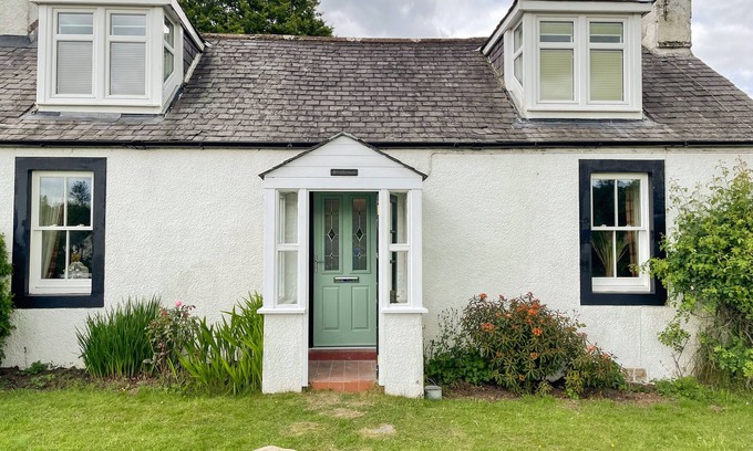 Beattock Cottage | STRATHANNAN, pet friendly, with open fire in Moffat