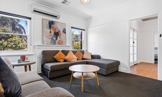 Strathdale House | Strathdale Stay - Cozy & Pet Friendly
