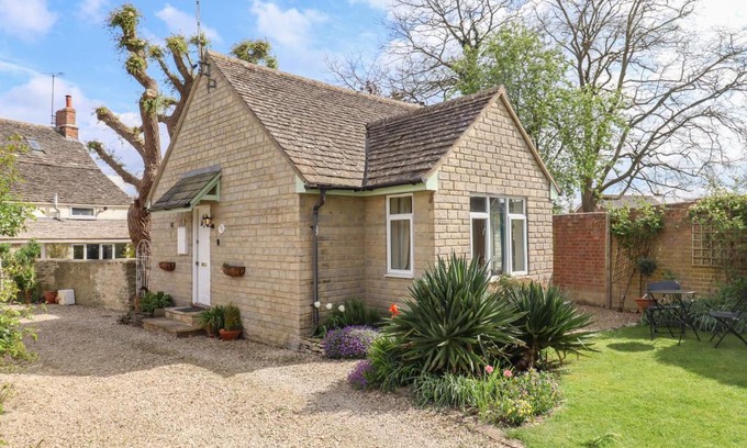 Cricklade House | Straw Cottage