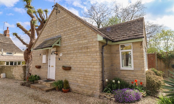 Cricklade Cottage | STRAW COTTAGE, romantic, with a garden in Cricklade