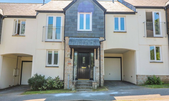 Mabe House | STRAWBERRY COTTAGE, family friendly, with hot tub in Penryn