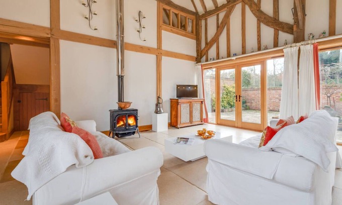 Ewhurst Green House | Strawberry Hole Barn