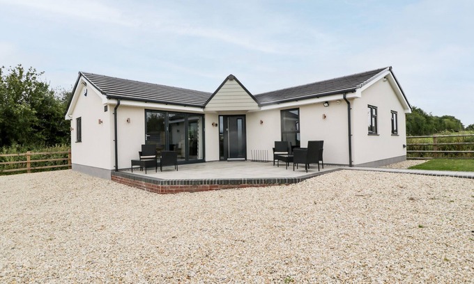 Congresbury Cottage | STRAWBERRY STABLES, with a garden in Congresbury