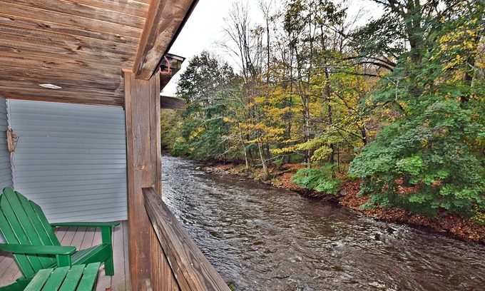 Jeffersonville House | Streamfront Elegance And Natural Beauty