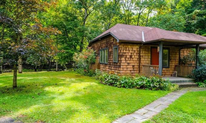 Woodstock Cottage | Streamside Cottage Half Mile to Town of Woodstock