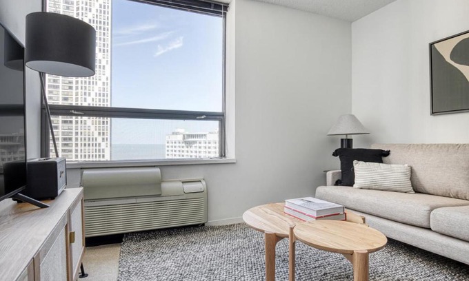 Streeterville Apartment | Streeterville 1BR w Gym Pool nr Navy Pier CHI-447