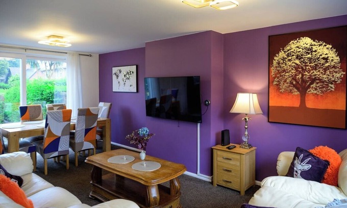Bramcote House | Strelley House 4 - free parking, WiFi , Netflix, Family & Contractor friendly