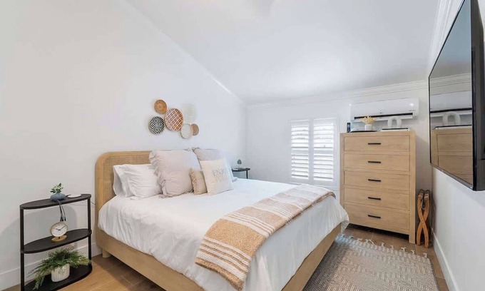 Lake Ridge Apartment | Stress-Free Luxury: Near Beach/Downtown