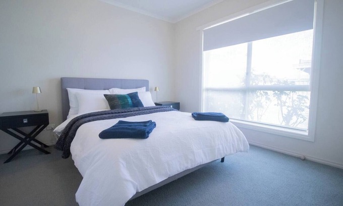 Ballarat East House | Stress-free stay: secure garage parking on site, fast Wi-Fi and fully equipped kitchen. Walk everywhere: just 2-minutes to cafes, IGA supermarket, chemist and public transport—no car needed! Book to enjoy heritage charm steps from city conv