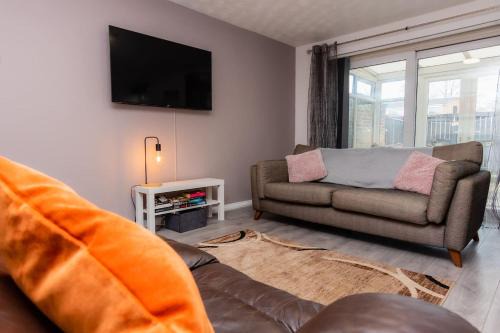 Washington House | Stridingedge - 3 Bedroom 5 beds Sleeps 6 Ideal For Contractors