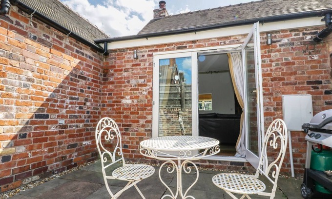 High Ercall Cottage | STRINE VIEW COTTAGE, pet friendly, with open fire in Crudgington