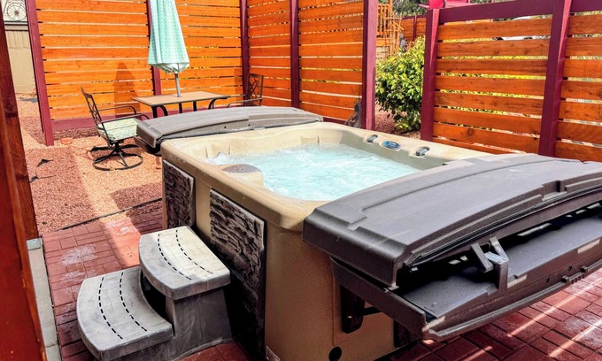 West Sedona House | Stroll to Red Rock trails w HOT TUB! Modern 1 Bd, W. Sedona
