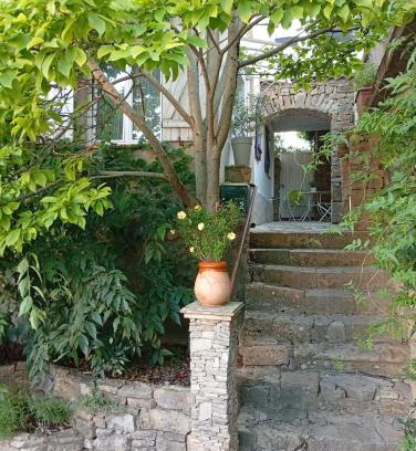 Sainte-Anastasie-sur-Issole Apartment | Studio magnolia