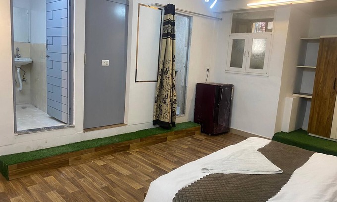 Saket Apartment | Studio 1-bedroom apartment with WiFi, AC in fabulous New Delhi