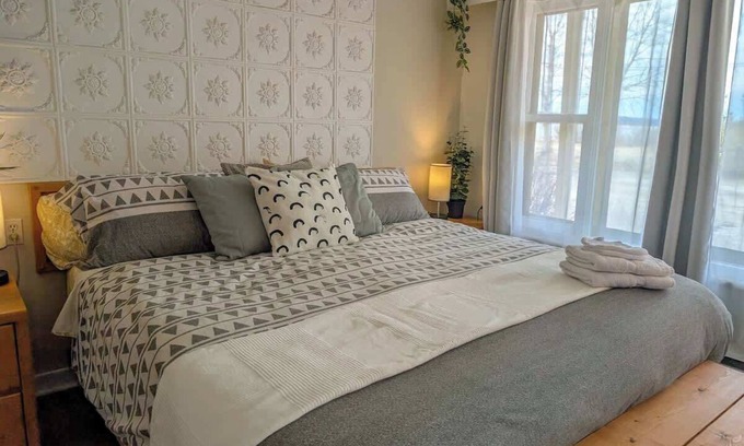 Ste Anne de Beaupre Apartment | Studio 10 | 2 Min Waterfront | BBQ & Fireplace