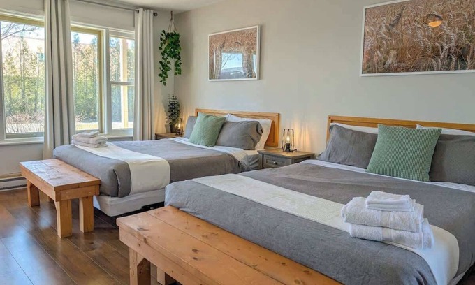 Ste Anne de Beaupre Apartment | Studio 11 | 2 Min Waterfront | BBQ & Fireplace