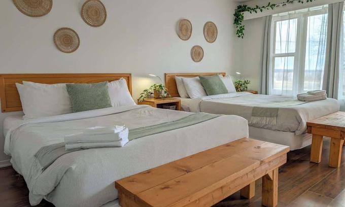 Ste Anne de Beaupre Apartment | Studio 12 | 2 Min Waterfront | BBQ & Fireplace